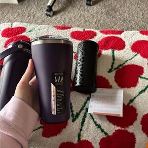 BNWT Amethyst Nav 22oz